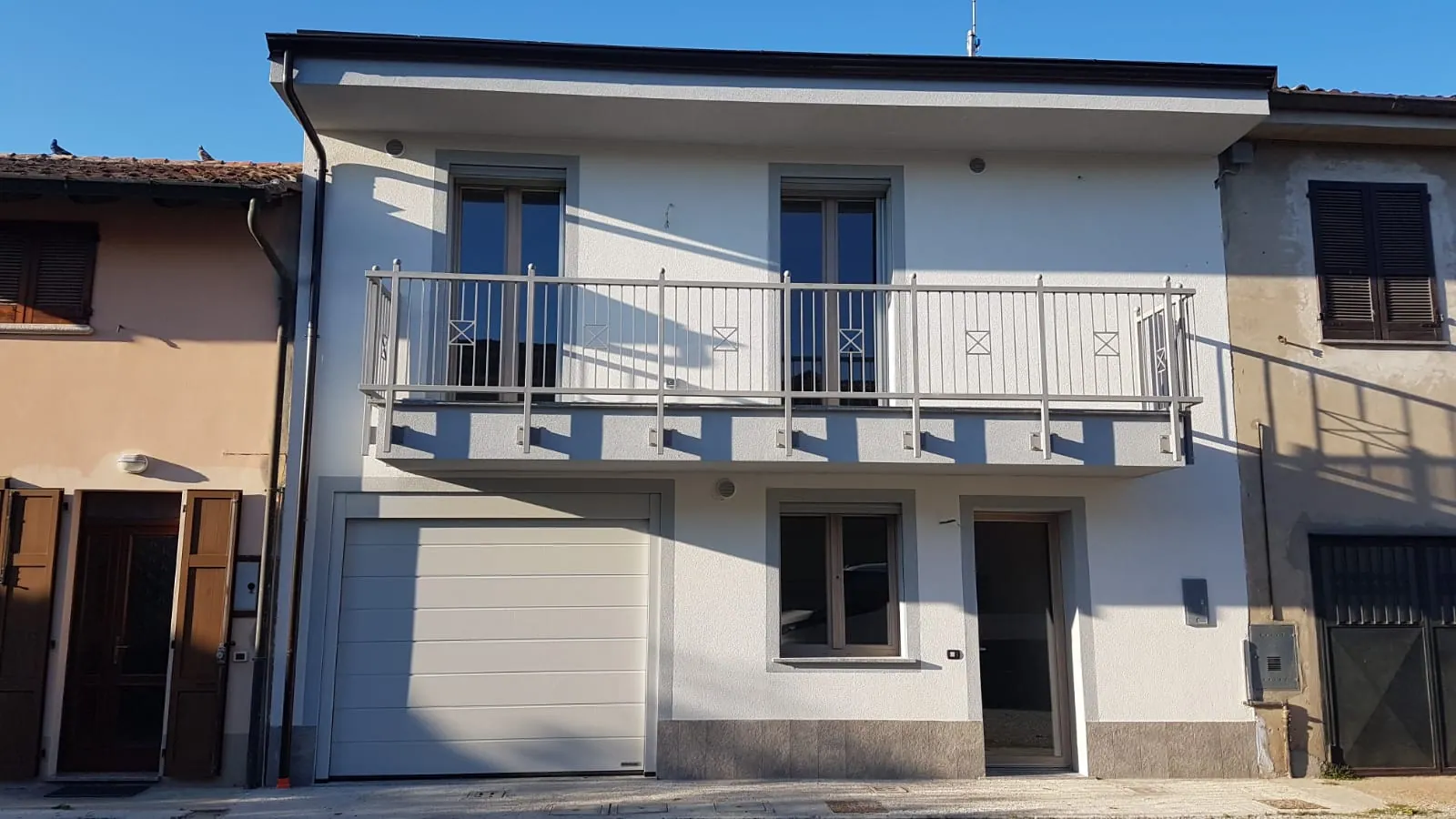 Facciata della villa ristrutturata a Fombio